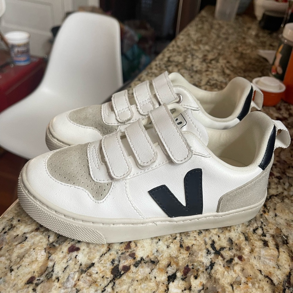 Kids Veja V-10 Velcro (unisex) size 13.5C